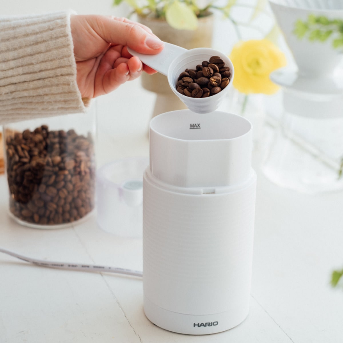 ハリオ コーヒーミル 電動 ステンレス ( ミル 電動ミル 電動コーヒーミル コンパクト コーヒー 珈琲 ドリップ 粗さ調節 シンプル 安全設計 おしゃれ ) 【ホワイト】 ホワイト