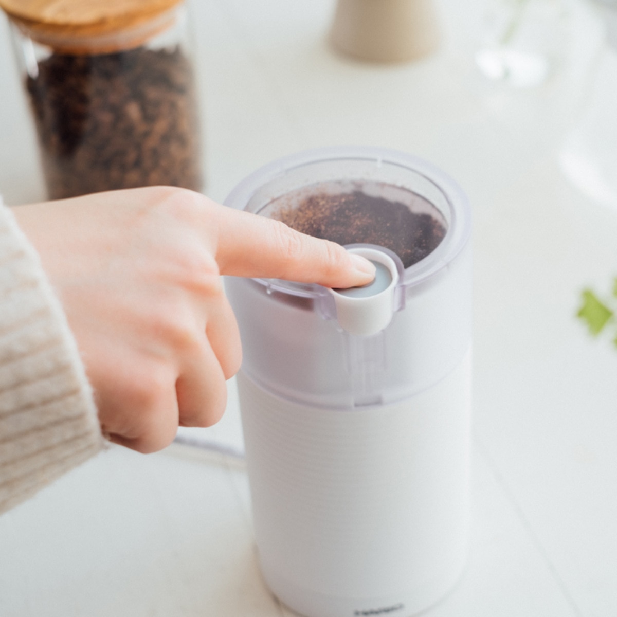 ハリオ コーヒーミル 電動 ステンレス ( ミル 電動ミル 電動コーヒーミル コンパクト コーヒー 珈琲 ドリップ 粗さ調節 シンプル 安全設計 おしゃれ ) 【ホワイト】 ホワイト