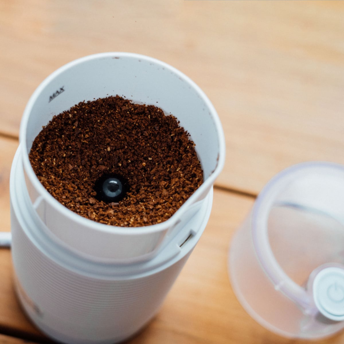 ハリオ コーヒーミル 電動 ステンレス ( ミル 電動ミル 電動コーヒーミル コンパクト コーヒー 珈琲 ドリップ 粗さ調節 シンプル 安全設計 おしゃれ ) 【ホワイト】 ホワイト