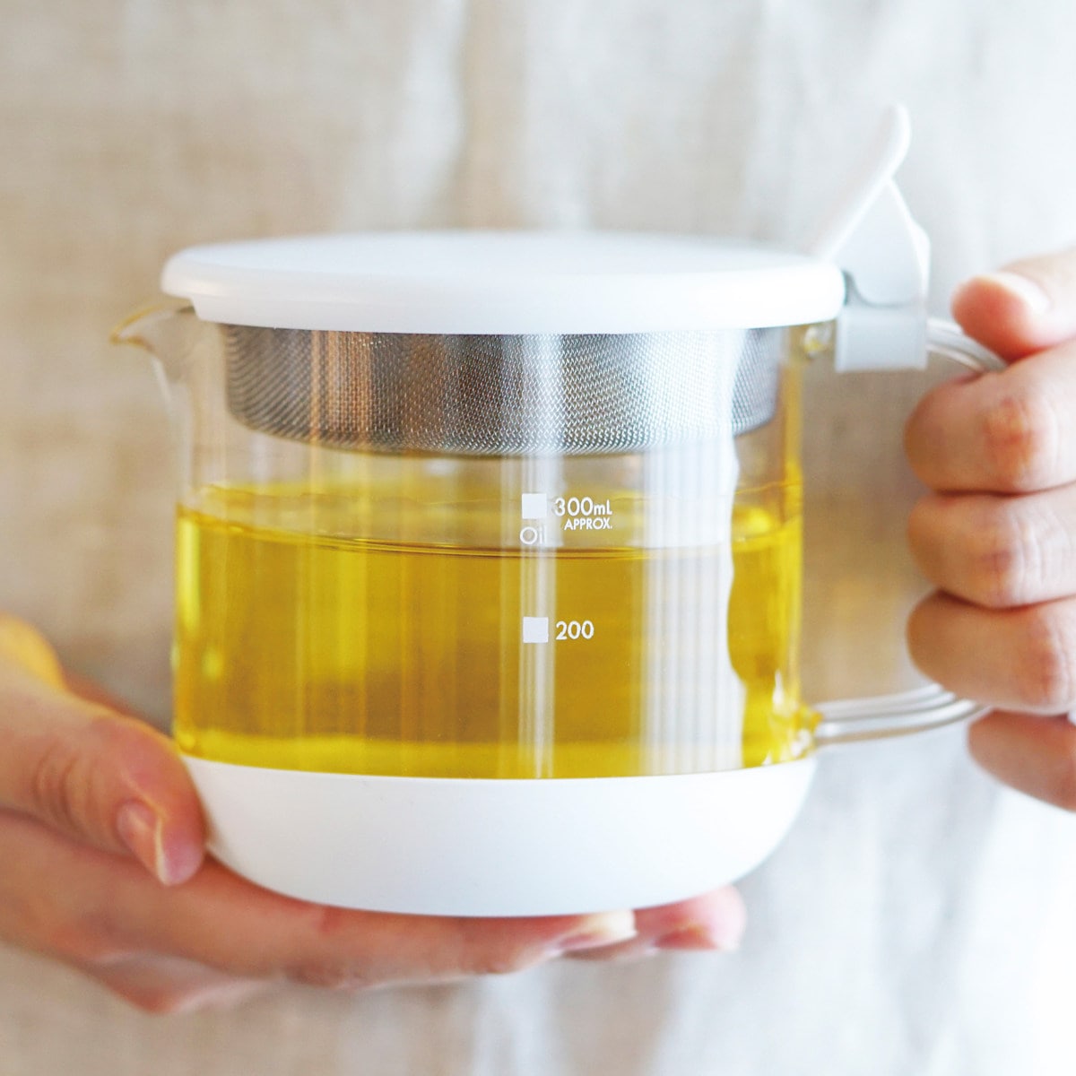 ハリオ ガラスのオイルポット 300ml ガラスのある生活 ( HARIO 食洗機対応 油こし器 油濾過 油ポット ミニ こし網付き 日本製 0.3L 油濾し ろ過 注ぎ口付き 目盛り付き 調理器具 調理用品 油保存 キッチン用品 )