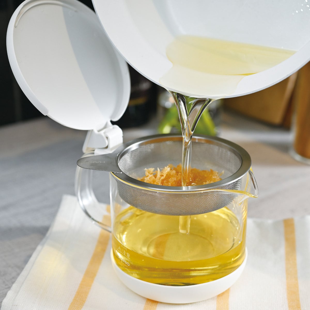 ハリオ ガラスのオイルポット 300ml ガラスのある生活 ( HARIO 食洗機対応 油こし器 油濾過 油ポット ミニ こし網付き 日本製 0.3L 油濾し ろ過 注ぎ口付き 目盛り付き 調理器具 調理用品 油保存 キッチン用品 )