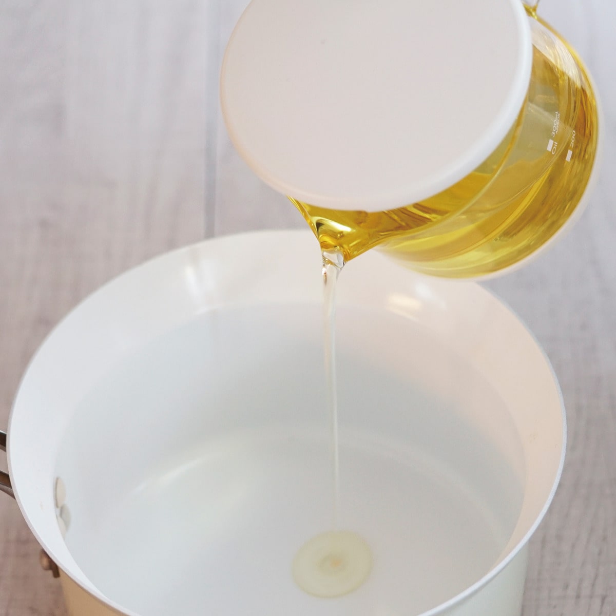 ハリオ ガラスのオイルポット 300ml ガラスのある生活 ( HARIO 食洗機対応 油こし器 油濾過 油ポット ミニ こし網付き 日本製 0.3L 油濾し ろ過 注ぎ口付き 目盛り付き 調理器具 調理用品 油保存 キッチン用品 )