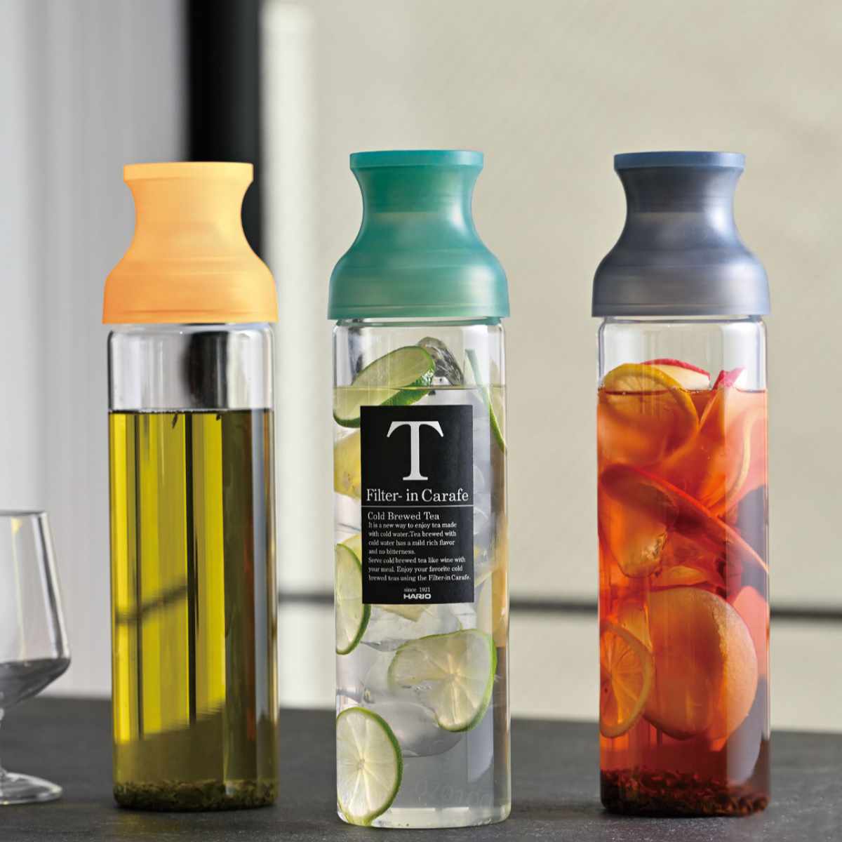 ハリオ フィルターインカラフェ 1L 耐熱ガラス ( HARIO 食洗機対応 冷水筒 水差し 麦茶ポット 水さし 冷水ポット カラフェ 熱湯 スリム ストレーナー付き 茶こし付き 茶漉し 水出し茶 フレーバーウォーター おしゃれ ガラス ) 【グレー】 グレー