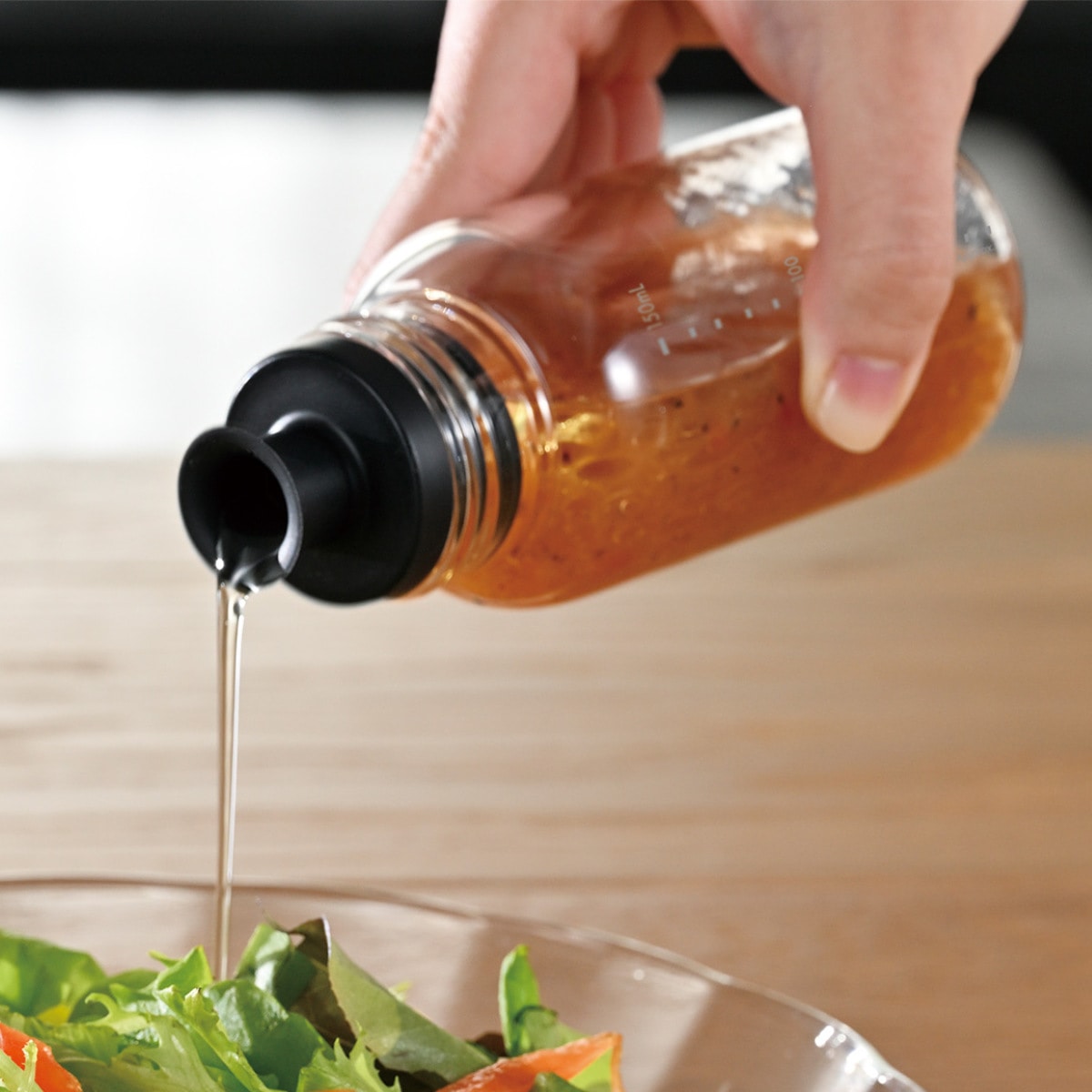 ハリオ ドレッシングボトル スリム 250ml 耐熱ガラス製 ( HARIO 調味料入れ ガラス製 キャニスター 密封 食洗機対応 調味料びん びん 保存びん 調味料 瓶 容器 調味料容器 メモリ付き お手入れ簡単 ) 【ブラック】 ブラック