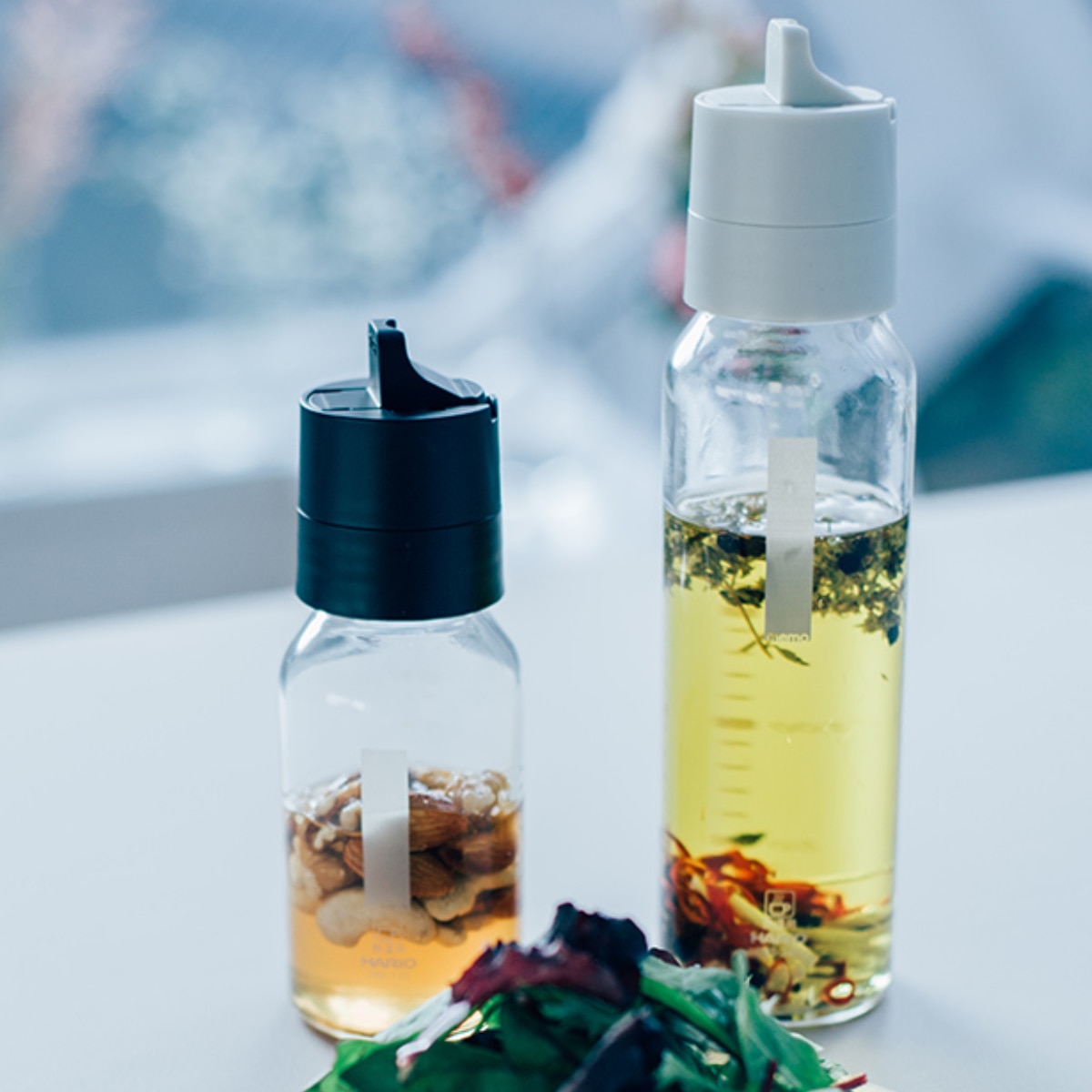 ハリオ ワンタッチドレッシングボトル 250ml 耐熱ガラス製 ( HARIO 調味料入れ ガラス製 キャニスター 密封 食洗機対応 調味料びん びん 保存びん 調味料 瓶 容器 調味料容器 メモリ付き お手入れ簡単 ) 【ブラック】 ブラック