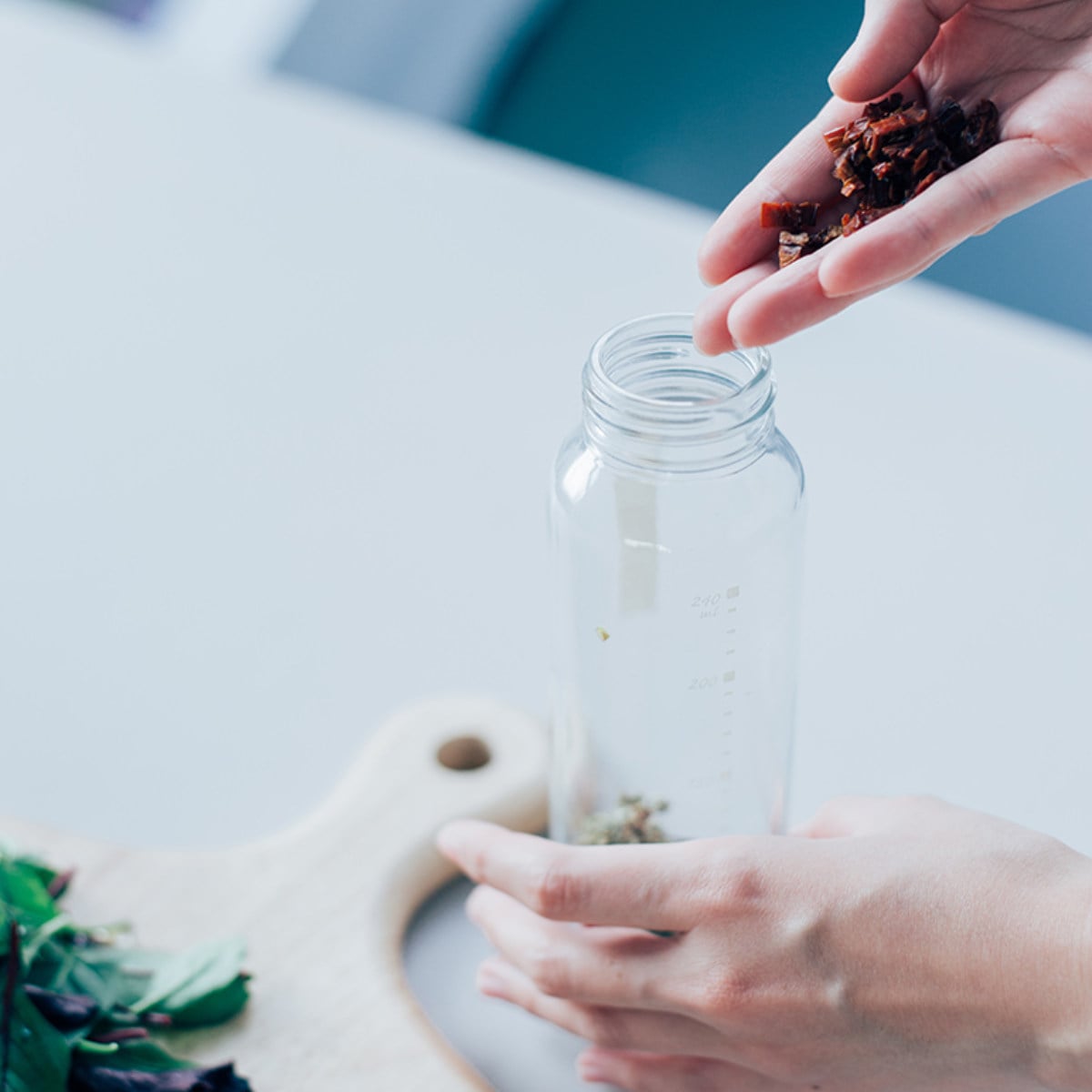 ハリオ ワンタッチドレッシングボトル 250ml 耐熱ガラス製 ( HARIO 調味料入れ ガラス製 キャニスター 密封 食洗機対応 調味料びん びん 保存びん 調味料 瓶 容器 調味料容器 メモリ付き お手入れ簡単 ) 【ブラック】 ブラック