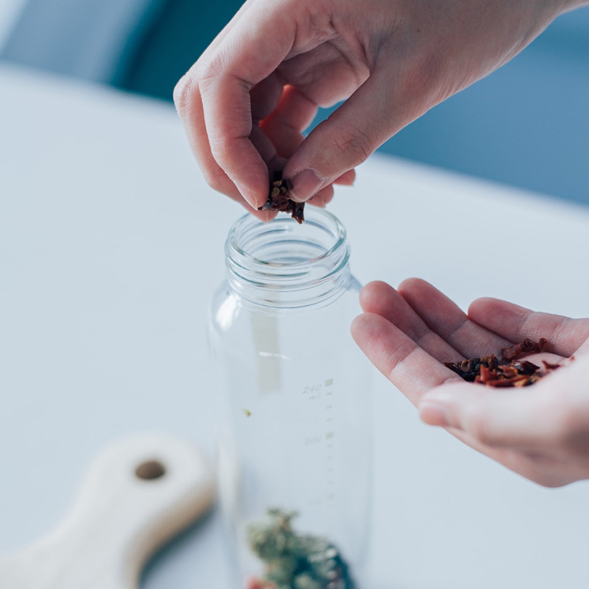 ハリオ ワンタッチドレッシングボトル 250ml 耐熱ガラス製 ( HARIO 調味料入れ ガラス製 キャニスター 密封 食洗機対応 調味料びん びん 保存びん 調味料 瓶 容器 調味料容器 メモリ付き お手入れ簡単 ) 【ブラック】 ブラック