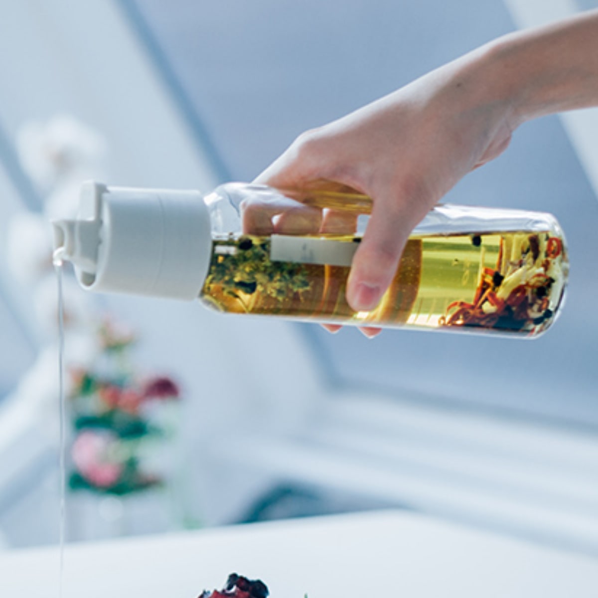 ハリオ ワンタッチドレッシングボトル 250ml 耐熱ガラス製 ( HARIO 調味料入れ ガラス製 キャニスター 密封 食洗機対応 調味料びん びん 保存びん 調味料 瓶 容器 調味料容器 メモリ付き お手入れ簡単 ) 【ブラック】 ブラック