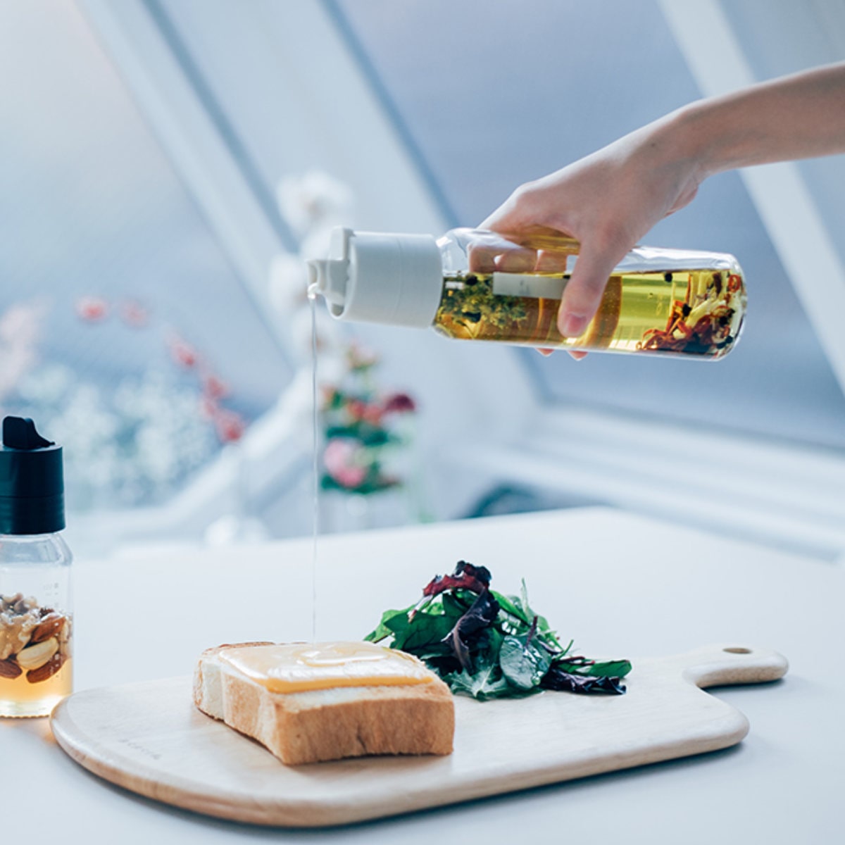 ハリオ ワンタッチドレッシングボトル 250ml 耐熱ガラス製 ( HARIO 調味料入れ ガラス製 キャニスター 密封 食洗機対応 調味料びん びん 保存びん 調味料 瓶 容器 調味料容器 メモリ付き お手入れ簡単 ) 【ブラック】 ブラック