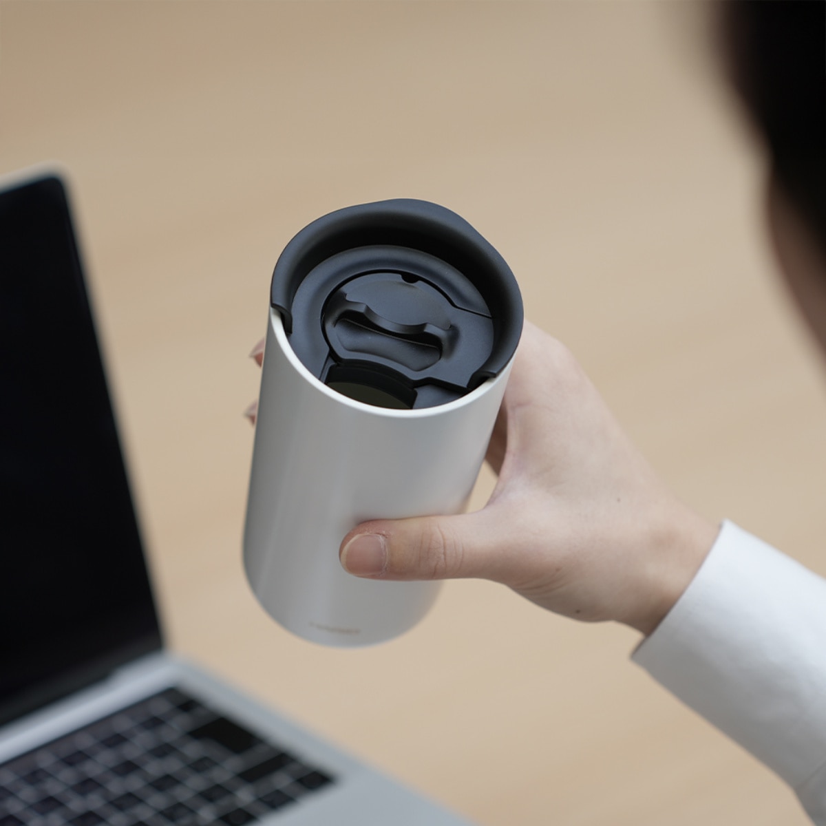 HARIO ハリオ タンブラー セラミックコーティング 真空二重保温タンブラー ( 350ml 保冷 保温 セラミック メモリ付き ふた 蓋付き コップ 食器 シンプル おしゃれ モダン 無地 ) 【ホワイト】 ホワイト