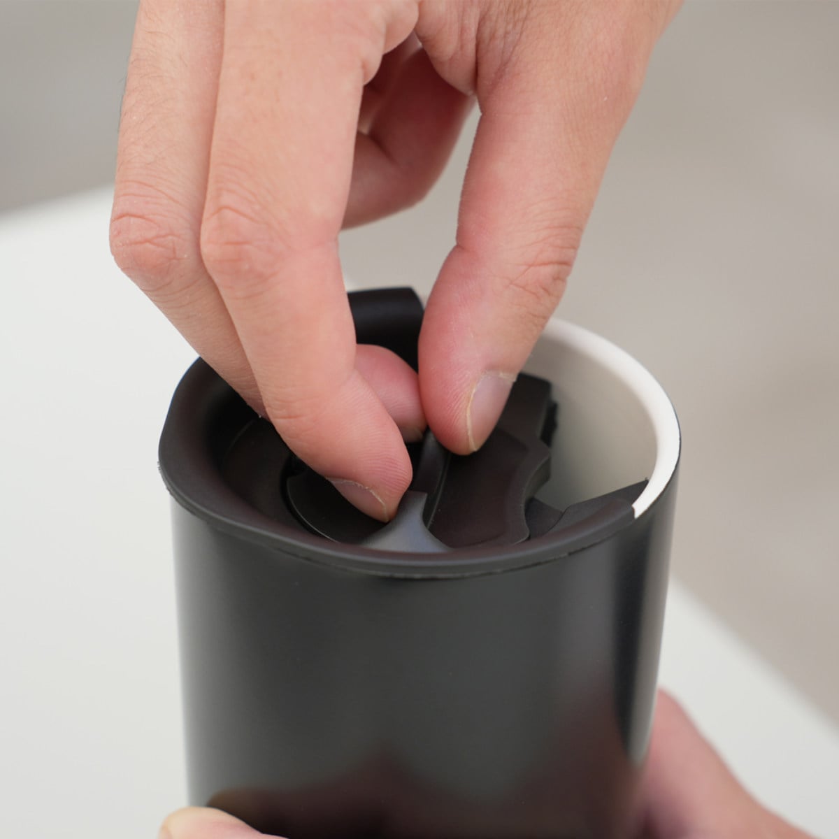 HARIO ハリオ タンブラー セラミックコーティング 真空二重保温タンブラー ( 350ml 保冷 保温 セラミック メモリ付き ふた 蓋付き コップ 食器 シンプル おしゃれ モダン 無地 ) 【ホワイト】 ホワイト