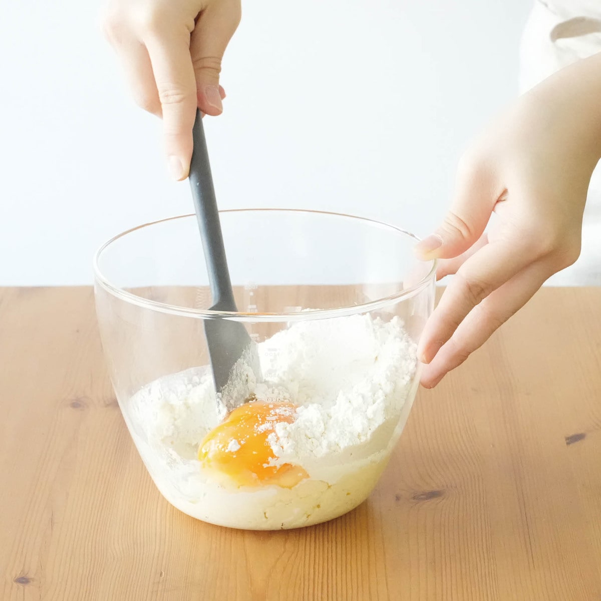 HARIO ハリオ 保存容器 カルボウル 耐熱ガラスkaruボウル 2個セット ( ボウル 耐熱ガラス ガラス 電子レンジ対応 食洗機対応 オーブン対応 日本製 耐熱容器 容器 ガラス容器 ガラスボウル メモリ付き 軽量 食器 900ml 1600ml )