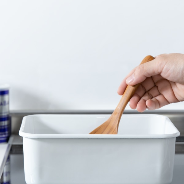 保存容器 ホーロー製 1.6L 角型 富士ホーロー 浅型角容器 L Konte コンテ ( HoneyWare ストックポット 調味料入れ ストッカー 容器 フードコンテナ 作り置き ぬか漬け容器 漬物容器 食品保存 オーブン対応 おしゃれ 白 ホワイト )