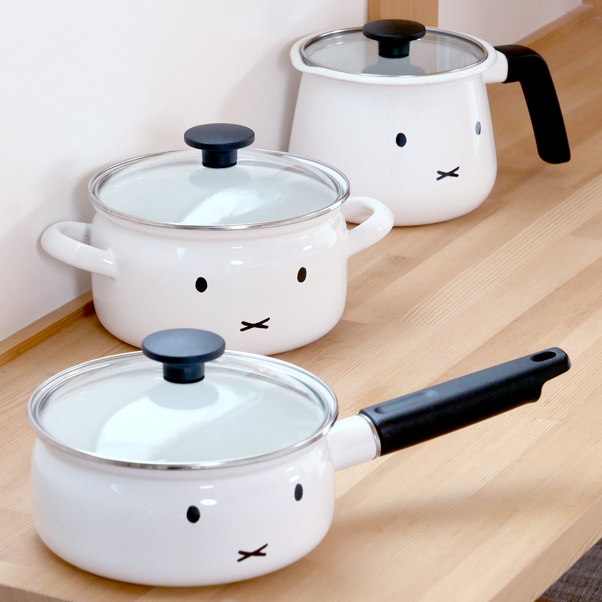 片手鍋 18cm IH対応 富士ホーロー ミッフィーフェイス ( ガス火対応 片手なべ ホーロー鍋 琺瑯鍋 ほうろう鍋 ガラス蓋付き 18センチ 鍋 なべ ガラス蓋 おしゃれ 琺瑯製 HoneyWere ハニーウェア ミッフィー )
