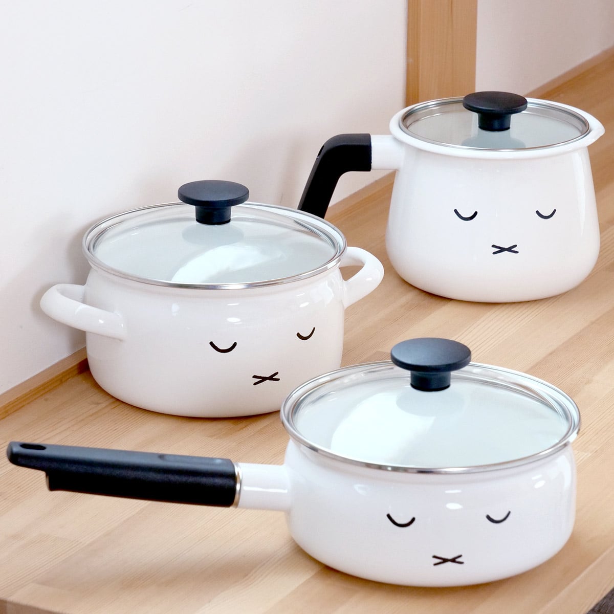 片手鍋 18cm IH対応 富士ホーロー ミッフィーフェイス ( ガス火対応 片手なべ ホーロー鍋 琺瑯鍋 ほうろう鍋 ガラス蓋付き 18センチ 鍋 なべ ガラス蓋 おしゃれ 琺瑯製 HoneyWere ハニーウェア ミッフィー )