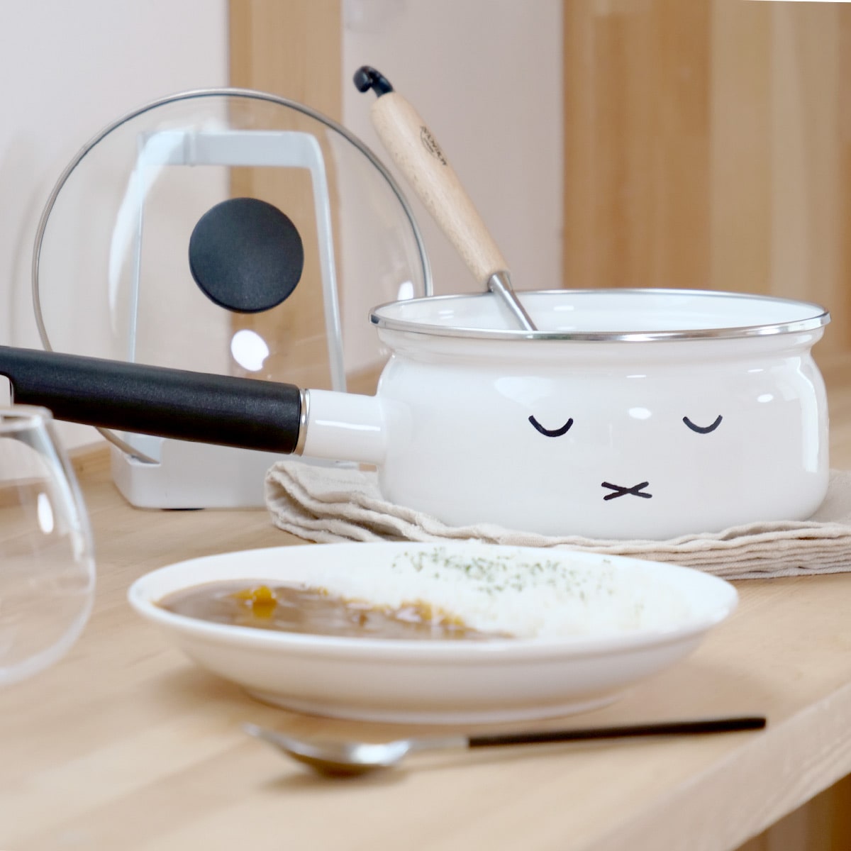 片手鍋 18cm IH対応 富士ホーロー ミッフィーフェイス ( ガス火対応 片手なべ ホーロー鍋 琺瑯鍋 ほうろう鍋 ガラス蓋付き 18センチ 鍋 なべ ガラス蓋 おしゃれ 琺瑯製 HoneyWere ハニーウェア ミッフィー )
