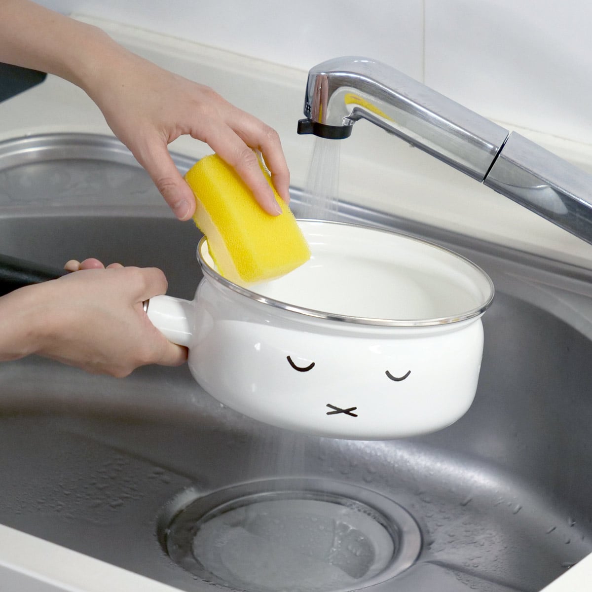 片手鍋 18cm IH対応 富士ホーロー ミッフィーフェイス ( ガス火対応 片手なべ ホーロー鍋 琺瑯鍋 ほうろう鍋 ガラス蓋付き 18センチ 鍋 なべ ガラス蓋 おしゃれ 琺瑯製 HoneyWere ハニーウェア ミッフィー )