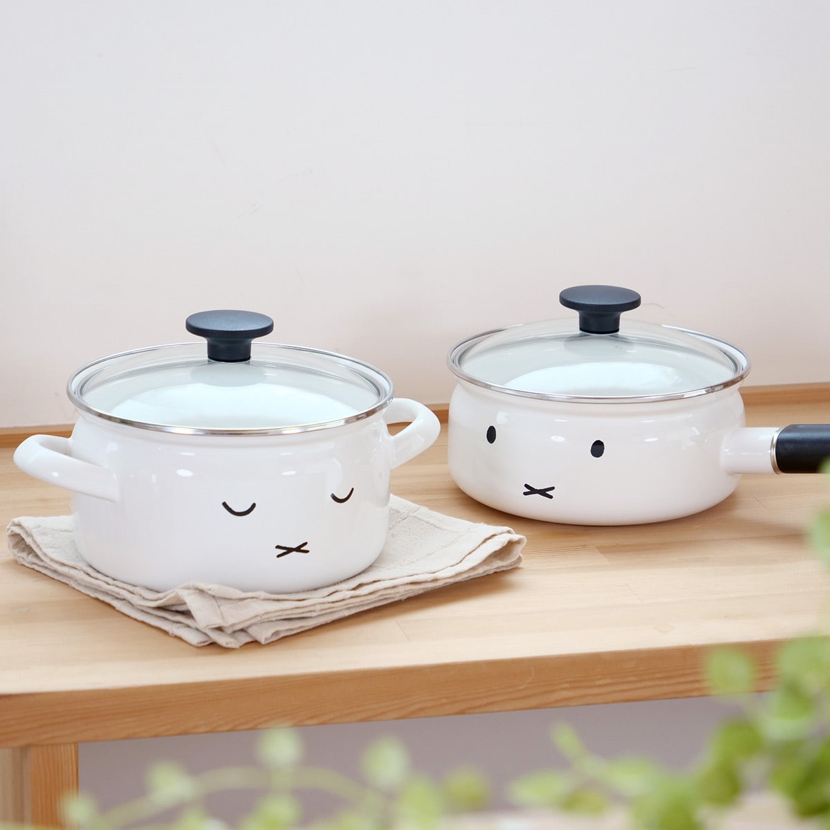 片手鍋 18cm IH対応 富士ホーロー ミッフィーフェイス ( ガス火対応 片手なべ ホーロー鍋 琺瑯鍋 ほうろう鍋 ガラス蓋付き 18センチ 鍋 なべ ガラス蓋 おしゃれ 琺瑯製 HoneyWere ハニーウェア ミッフィー )