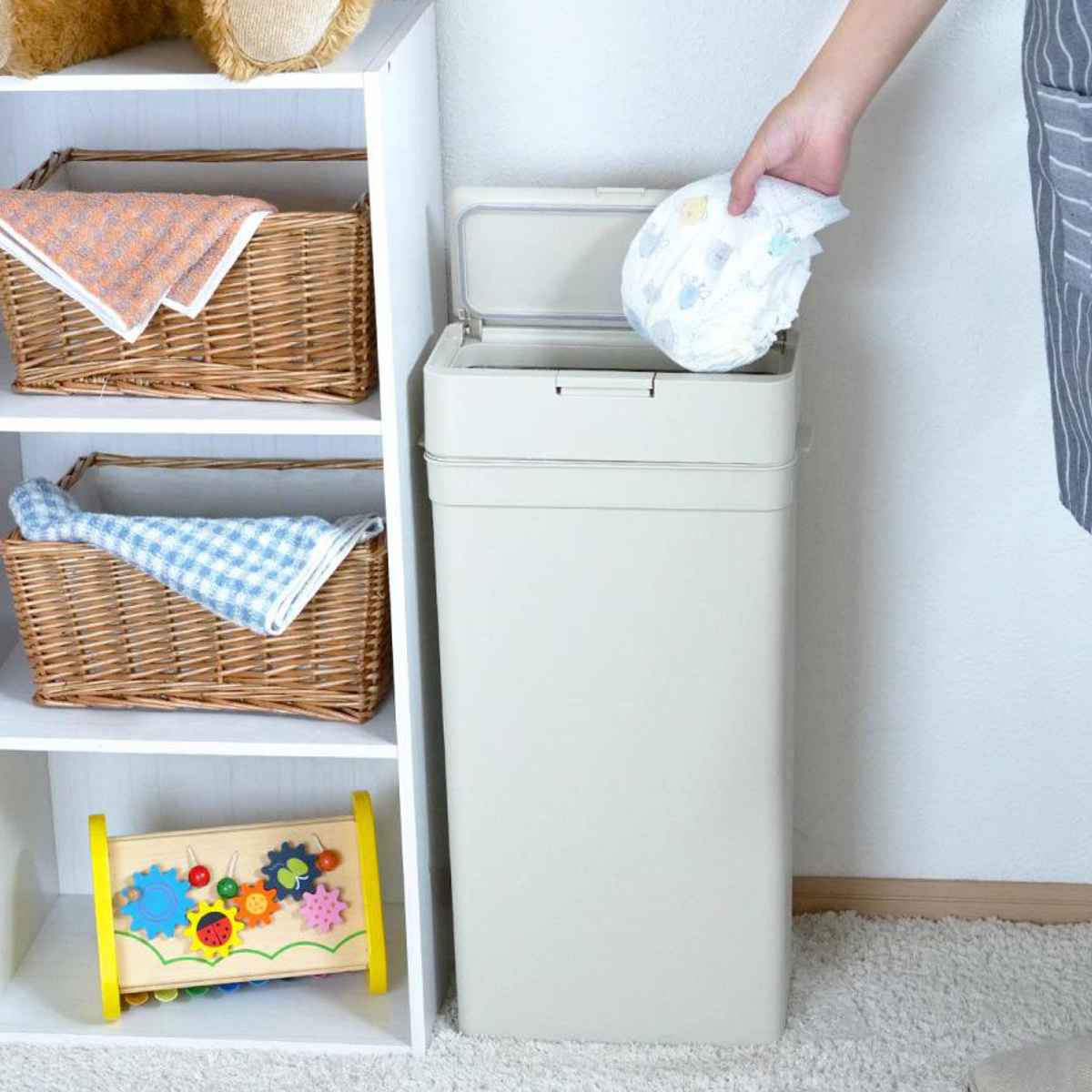 ゴミ箱 25L シールズ 密閉 スリム ( ごみ箱 薄型 25リットル 奥行16.5 ニオイ 防止 分別 プッシュ ふた 角型 キッチン 防臭 ふた付き パッキン 袋 見えない 棚下 カウンター ラック 下 生ゴミ おむつ ) 【グレー】 グレー