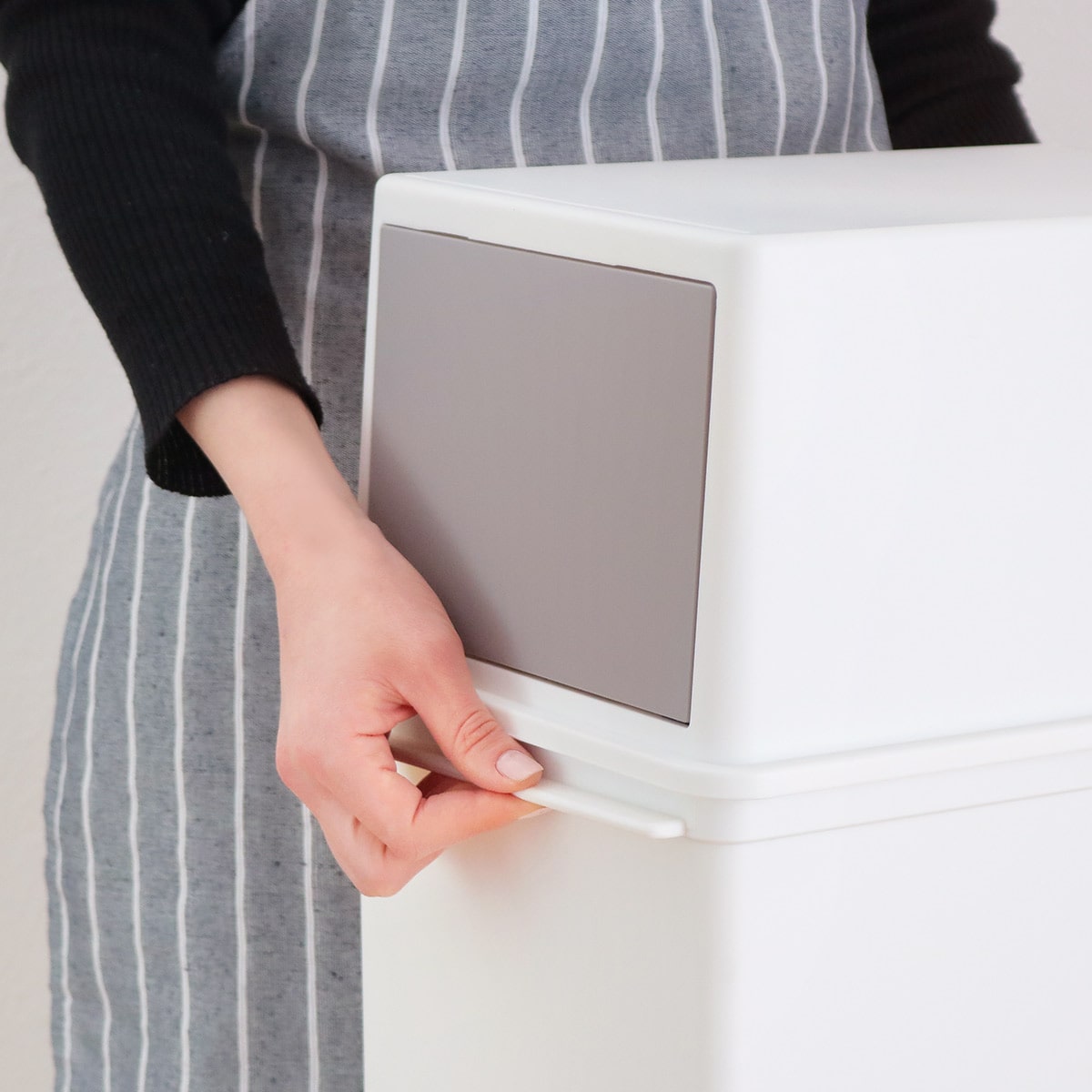 ゴミ箱 25L フロントオープン トラッシュビン 幅23cm ( ごみ箱 25リットル スイング フロント オープン 分別 積み重ねOK ふた付き シンプル ホワイト 棚下OK コンパクト スリム スタッキング 袋が見えにくい おしゃれ ) 【グレー】 グレー