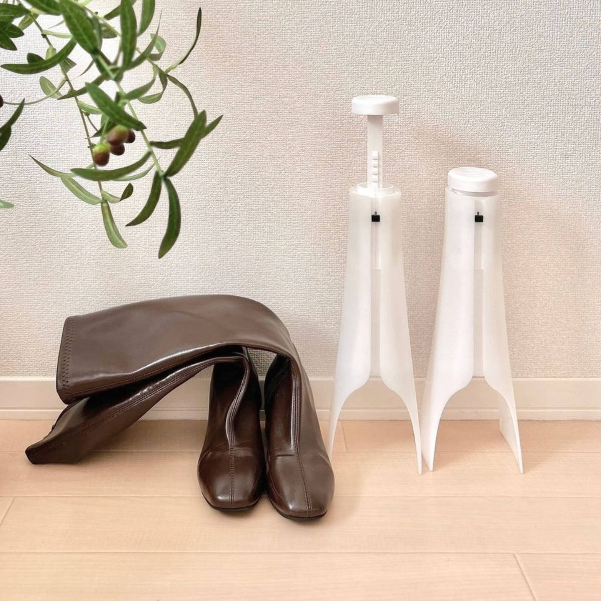 ブーツホルダー スペースセーバー 2足分 4個入り ( ブーツキーパー ブーツスタンド シューキーパー ブーツ 4個 靴 収納 省スペース 伸縮 ショート ロング 脱臭剤付き 脱臭 消臭 逆さ 靴箱 玄関 靴収納 シューズ )