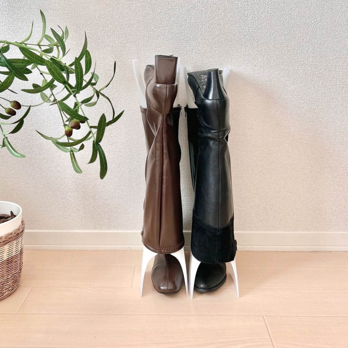 ブーツホルダー スペースセーバー 2足分 4個入り ( ブーツキーパー ブーツスタンド シューキーパー ブーツ 4個 靴 収納 省スペース 伸縮 ショート ロング 脱臭剤付き 脱臭 消臭 逆さ 靴箱 玄関 靴収納 シューズ )