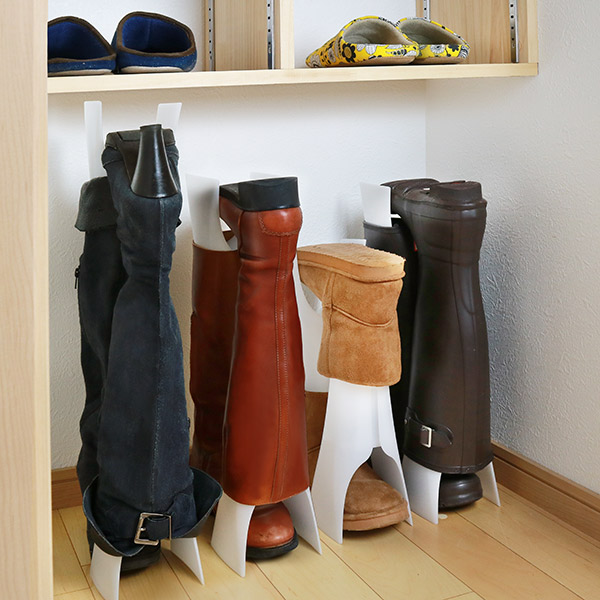 ブーツホルダー スペースセーバー 2足分 4個入り ( ブーツキーパー ブーツスタンド シューキーパー ブーツ 4個 靴 収納 省スペース 伸縮 ショート ロング 脱臭剤付き 脱臭 消臭 逆さ 靴箱 玄関 靴収納 シューズ )