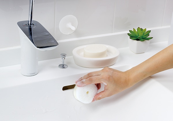 marna マーナ きれいに暮らす。 洗面スポンジ POCO吸盤付き W615 ( 掃除 洗面 用品 水垢 水あか クリーナー 白 グレー シンプル 清掃 道具 洗い そうじ 水アカ 黒ずみ 汚れ 落とし 貼りつく 貼り付く 吸盤 ) 【ホワイト】 ホワイト