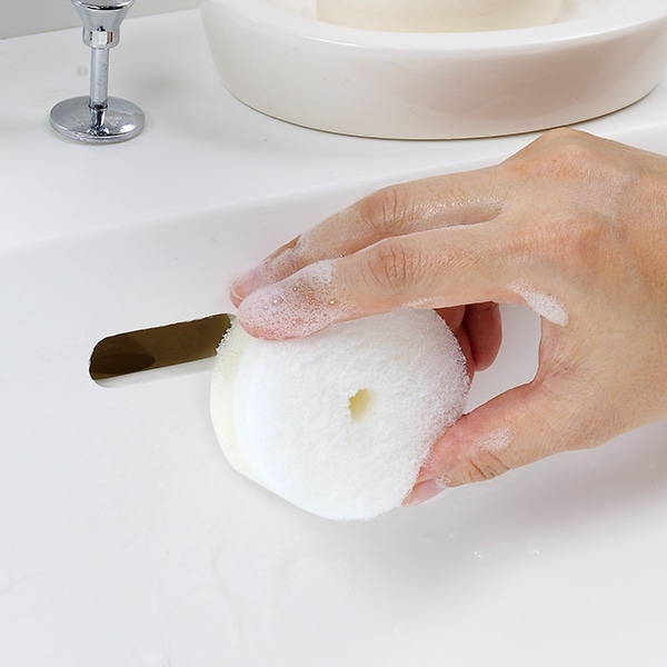 marna マーナ きれいに暮らす。 洗面スポンジ POCO吸盤付き W615 ( 掃除 洗面 用品 水垢 水あか クリーナー 白 グレー シンプル 清掃 道具 洗い そうじ 水アカ 黒ずみ 汚れ 落とし 貼りつく 貼り付く 吸盤 ) 【ホワイト】 ホワイト