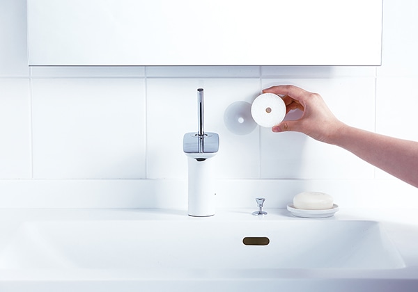 marna マーナ きれいに暮らす。 洗面スポンジ POCO吸盤付き W615 ( 掃除 洗面 用品 水垢 水あか クリーナー 白 グレー シンプル 清掃 道具 洗い そうじ 水アカ 黒ずみ 汚れ 落とし 貼りつく 貼り付く 吸盤 ) 【ホワイト】 ホワイト