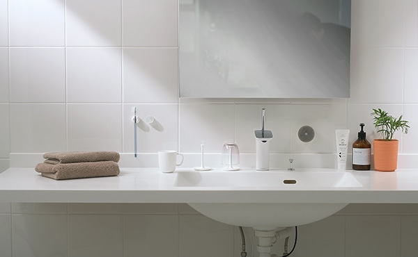 marna マーナ きれいに暮らす。 洗面スポンジ POCO吸盤付き W615 ( 掃除 洗面 用品 水垢 水あか クリーナー 白 グレー シンプル 清掃 道具 洗い そうじ 水アカ 黒ずみ 汚れ 落とし 貼りつく 貼り付く 吸盤 ) 【ホワイト】 ホワイト