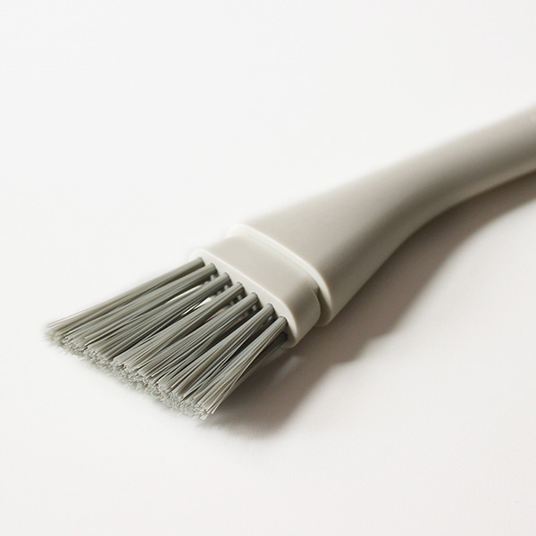 marna マーナ きれいに暮らす。 サッシブラシ W629 ( サッシ 掃除 ブラシ 溝 みぞ 窓 レール 刷毛 窓掃除 シンプル 白 窓そうじ ぶらし はけ カバー付き ヘラ へら 窓サッシ 窓まわり ほうき ミニほうき 箒 ホウキ ホワイト )