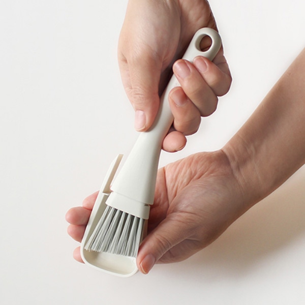 marna マーナ きれいに暮らす。 サッシブラシ W629 ( サッシ 掃除 ブラシ 溝 みぞ 窓 レール 刷毛 窓掃除 シンプル 白 窓そうじ ぶらし はけ カバー付き ヘラ へら 窓サッシ 窓まわり ほうき ミニほうき 箒 ホウキ ホワイト )