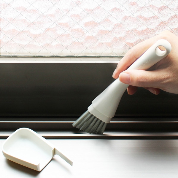 marna マーナ きれいに暮らす。 サッシブラシ W629 ( サッシ 掃除 ブラシ 溝 みぞ 窓 レール 刷毛 窓掃除 シンプル 白 窓そうじ ぶらし はけ カバー付き ヘラ へら 窓サッシ 窓まわり ほうき ミニほうき 箒 ホウキ ホワイト )