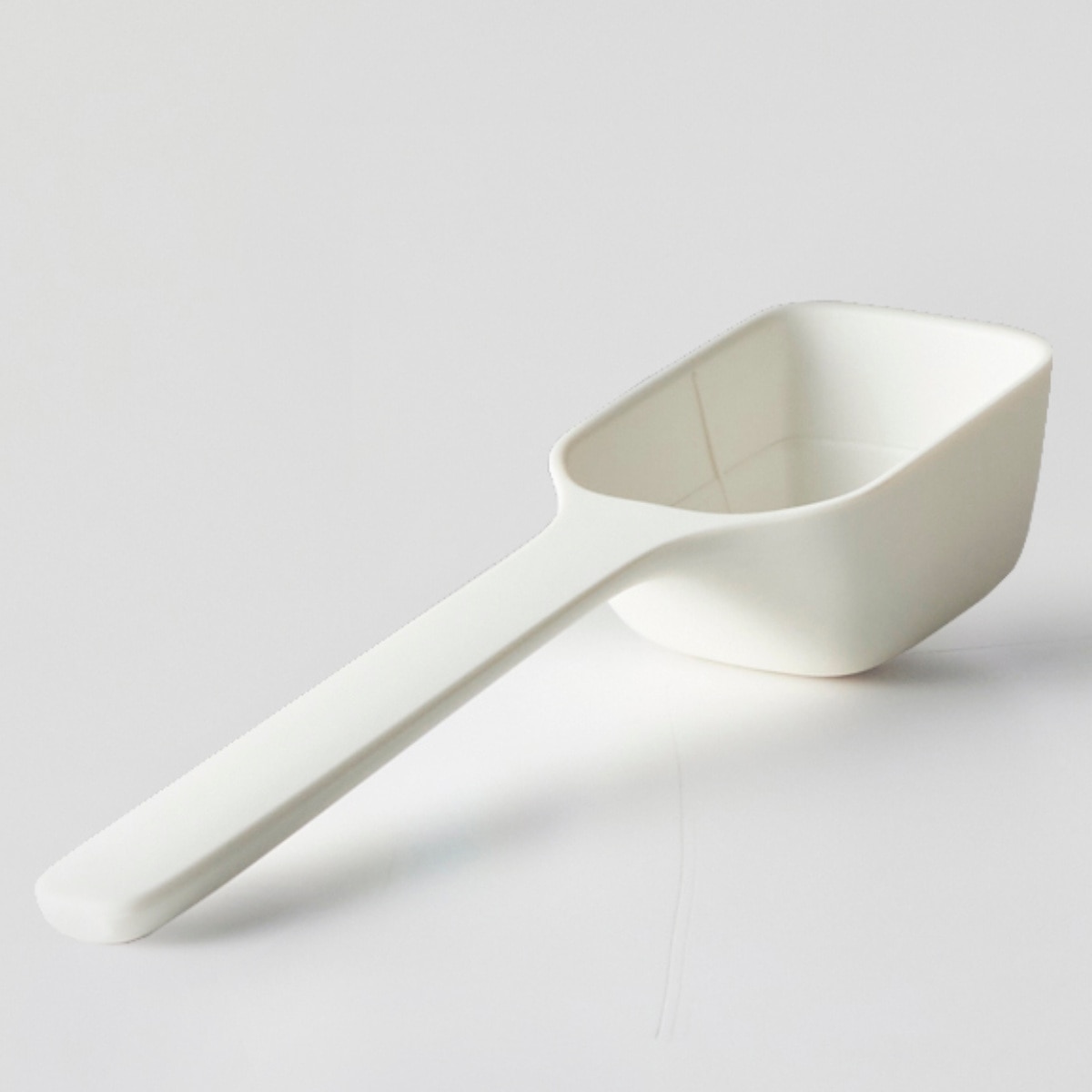 marna マーナ GOODLOCKCONTAINER 調味料ポット ワイド K775 同色2個セット ( グッドロックコンテナ 600ml 2個セット 調味料入れ 砂糖 塩 密閉 保存 容器 大さじ1 スプーン付き 調味料ケース スパイス ストッカー ) 【ホワイト】 ホワイト