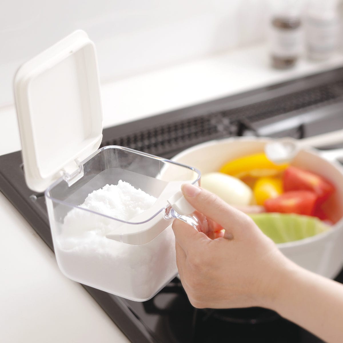 marna マーナ GOODLOCKCONTAINER 調味料ポット ワイド K775 同色2個セット ( グッドロックコンテナ 600ml 2個セット 調味料入れ 砂糖 塩 密閉 保存 容器 大さじ1 スプーン付き 調味料ケース スパイス ストッカー ) 【ホワイト】 ホワイト