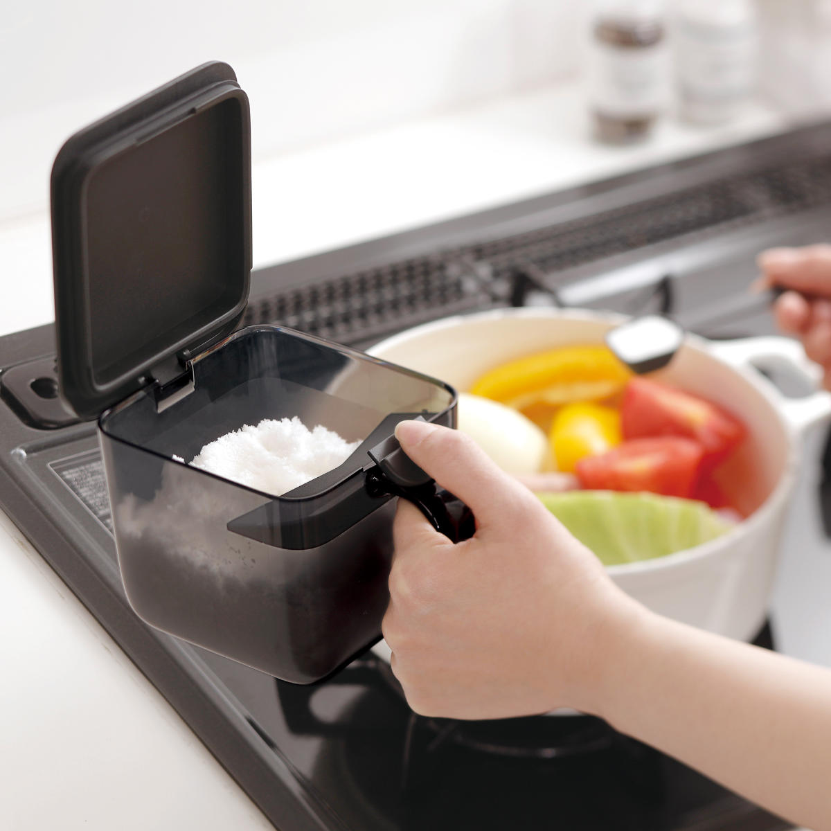 marna マーナ GOODLOCKCONTAINER 調味料ポット ワイド K775 同色2個セット ( グッドロックコンテナ 600ml 2個セット 調味料入れ 砂糖 塩 密閉 保存 容器 大さじ1 スプーン付き 調味料ケース スパイス ストッカー ) 【ホワイト】 ホワイト