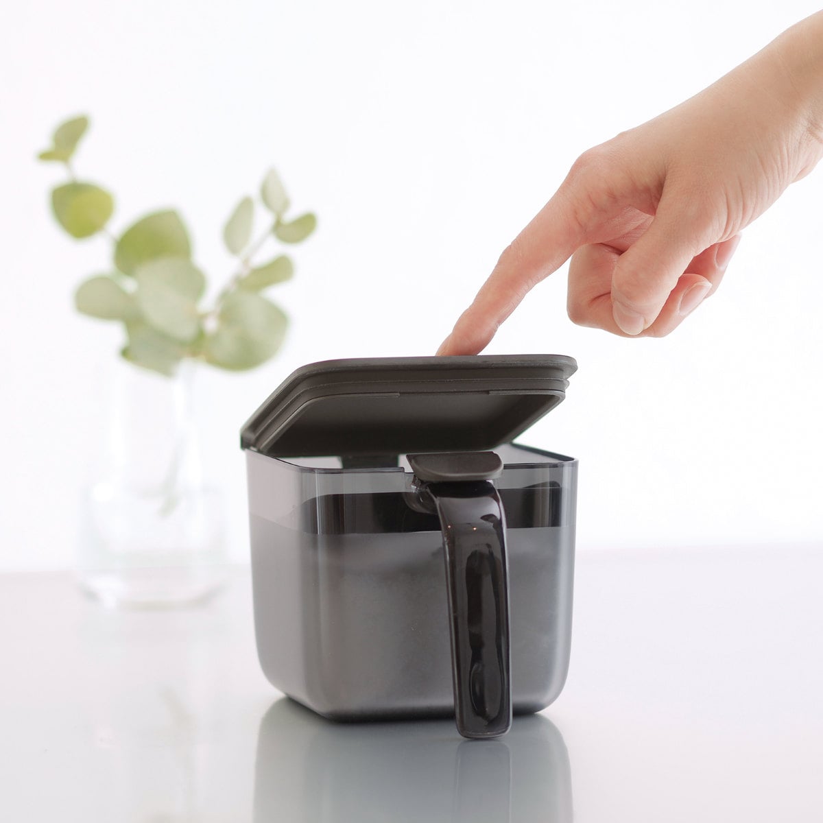 marna マーナ GOODLOCKCONTAINER 調味料ポット ワイド K775 同色2個セット ( グッドロックコンテナ 600ml 2個セット 調味料入れ 砂糖 塩 密閉 保存 容器 大さじ1 スプーン付き 調味料ケース スパイス ストッカー ) 【ホワイト】 ホワイト