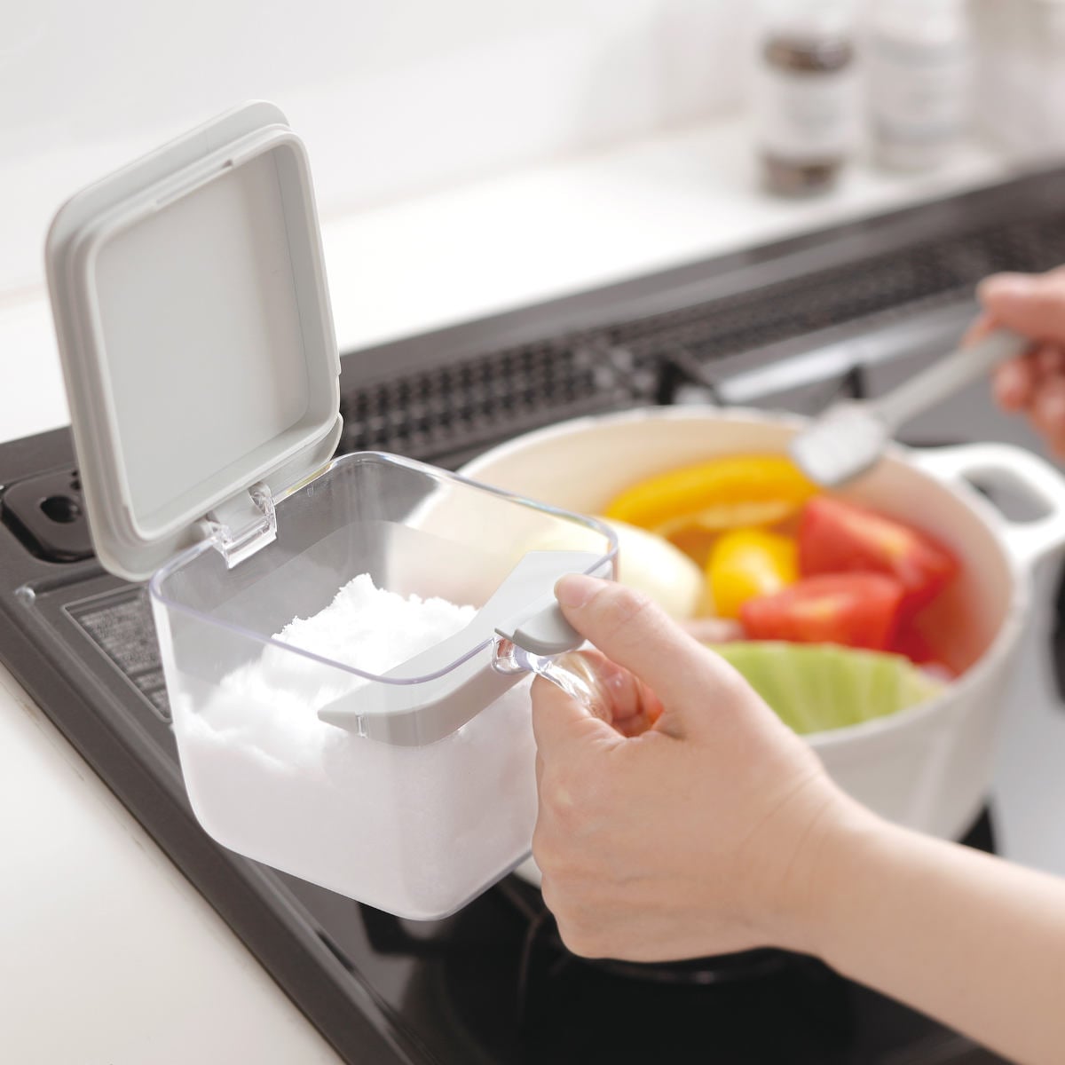 marna マーナ GOODLOCKCONTAINER 調味料ポット ワイド K775 同色2個セット ( グッドロックコンテナ 600ml 2個セット 調味料入れ 砂糖 塩 密閉 保存 容器 大さじ1 スプーン付き 調味料ケース スパイス ストッカー ) 【ホワイト】 ホワイト