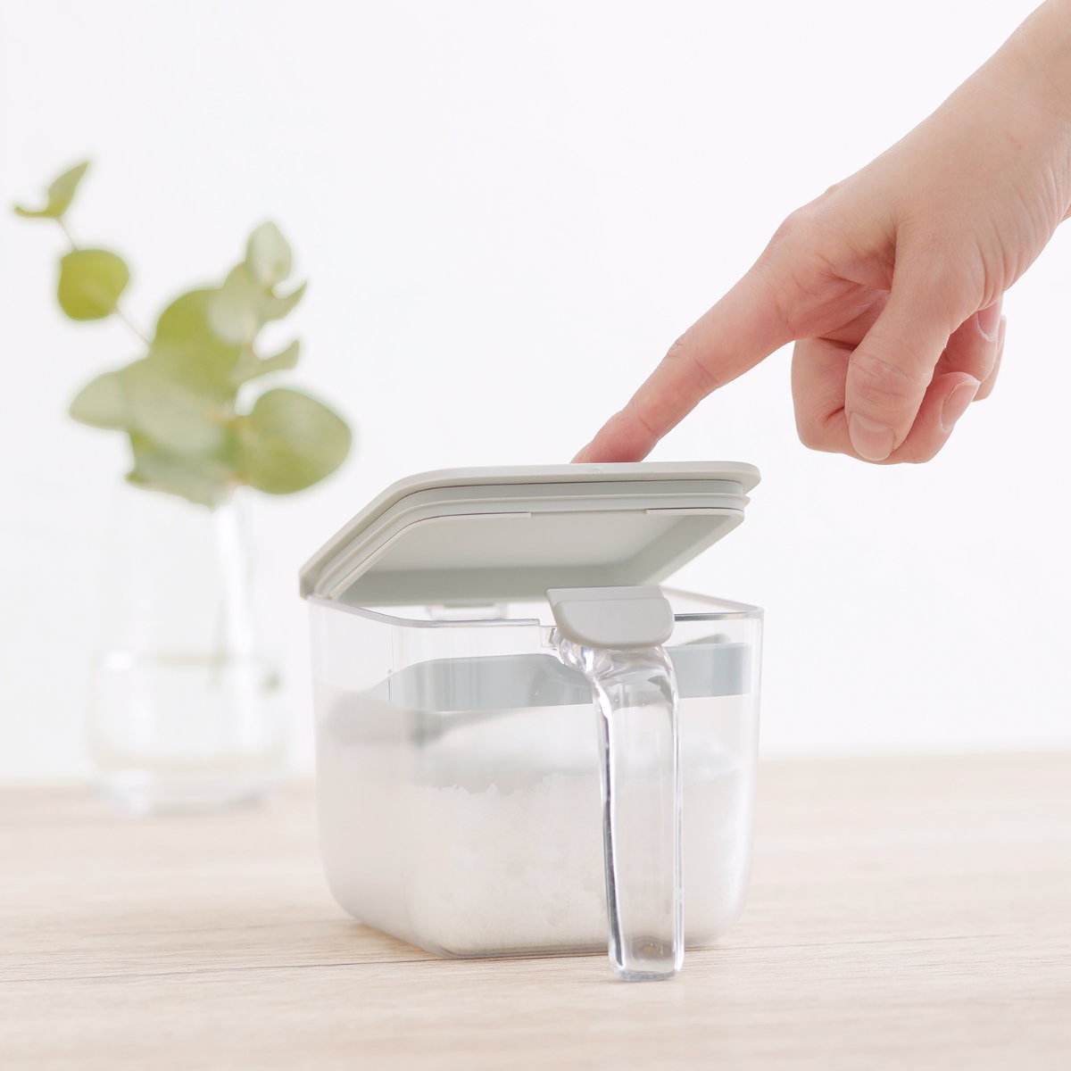 marna マーナ GOODLOCKCONTAINER 調味料ポット ワイド K775 同色2個セット ( グッドロックコンテナ 600ml 2個セット 調味料入れ 砂糖 塩 密閉 保存 容器 大さじ1 スプーン付き 調味料ケース スパイス ストッカー ) 【ホワイト】 ホワイト