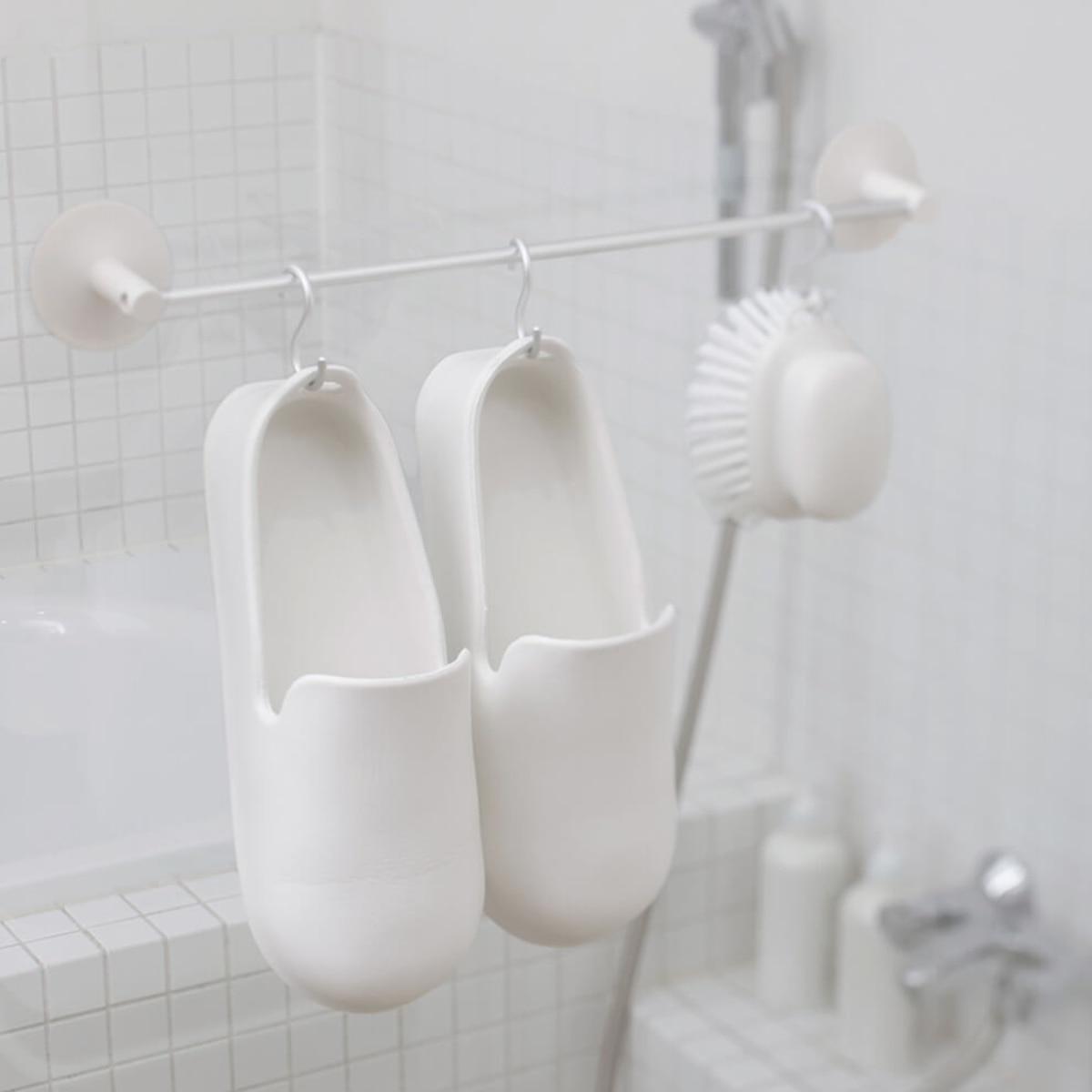 marna マーナ きれいに暮らす。 お風呂のスリッパ W608 ( バスシューズ バスブーツ お風呂 スリッパ サンダル お風呂掃除 掃除道具 掃除 風呂 バス 収納 掛ける 吊る バススリッパ お風呂ブーツ バスサンダル ) 【グレー】 グレー