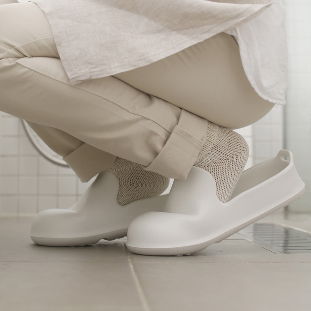 marna マーナ きれいに暮らす。 お風呂のスリッパ W608 ( バスシューズ バスブーツ お風呂 スリッパ サンダル お風呂掃除 掃除道具 掃除 風呂 バス 収納 掛ける 吊る バススリッパ お風呂ブーツ バスサンダル ) 【グレー】 グレー