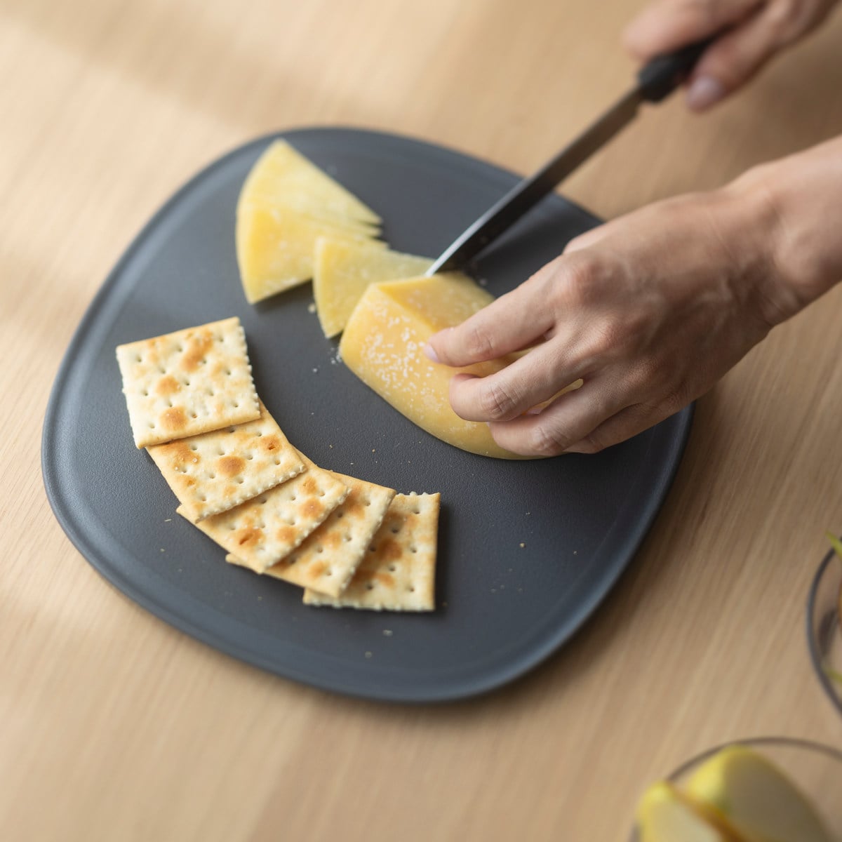 marna マーナ マーナのきほん まな板S K807 ( 滑りにくい 食洗機対応 キッチンツール カッティングボード まないた マナイタ 俎板 コンパクト ミニ 立てられる フチ付き 耐熱 おしゃれ ) 【グレー】 グレー