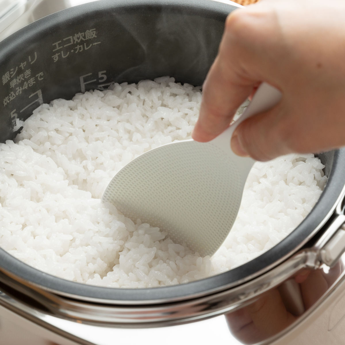 marna マーナ 極しゃもじ K650 ( しゃもじ ご飯 米 シャリ切り 杓文字 シャモジ おしゃもじ スリム 混ぜやすい すくいやすい つかない エンボス加工 くっつきにくい 握りやすい キッチンツール 調理小道具 プラスチック製 ) 【ホワイト】 ホワイト