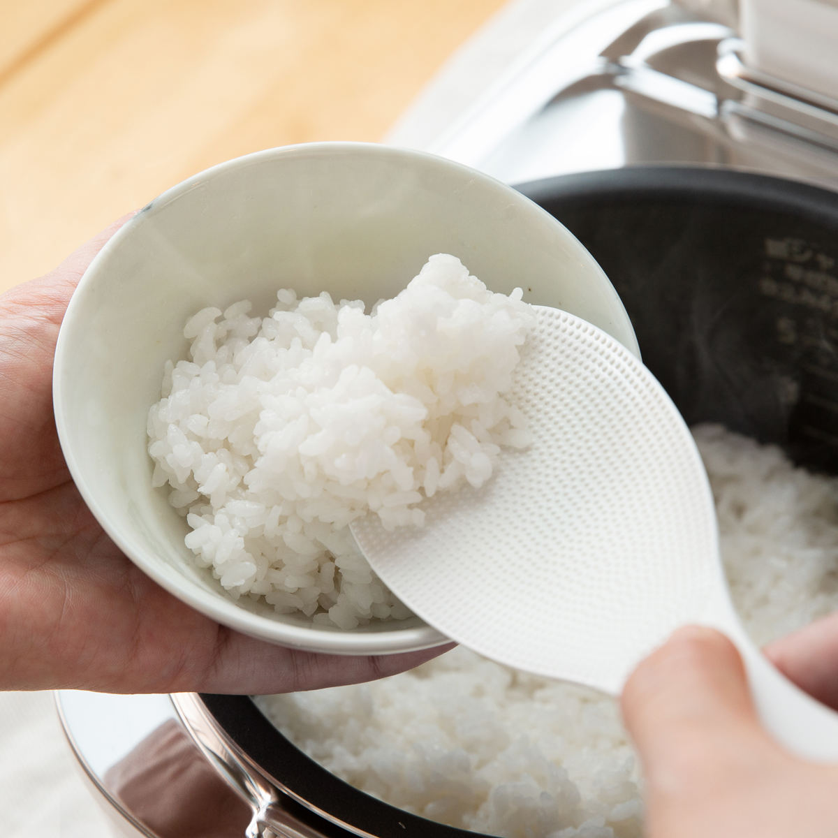 marna マーナ 極しゃもじ K650 ( しゃもじ ご飯 米 シャリ切り 杓文字 シャモジ おしゃもじ スリム 混ぜやすい すくいやすい つかない エンボス加工 くっつきにくい 握りやすい キッチンツール 調理小道具 プラスチック製 ) 【ホワイト】 ホワイト