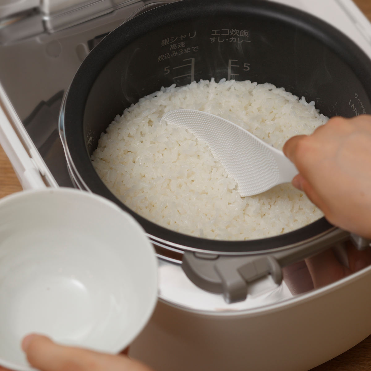 marna マーナ 極しゃもじ K650 ( しゃもじ ご飯 米 シャリ切り 杓文字 シャモジ おしゃもじ スリム 混ぜやすい すくいやすい つかない エンボス加工 くっつきにくい 握りやすい キッチンツール 調理小道具 プラスチック製 ) 【ホワイト】 ホワイト