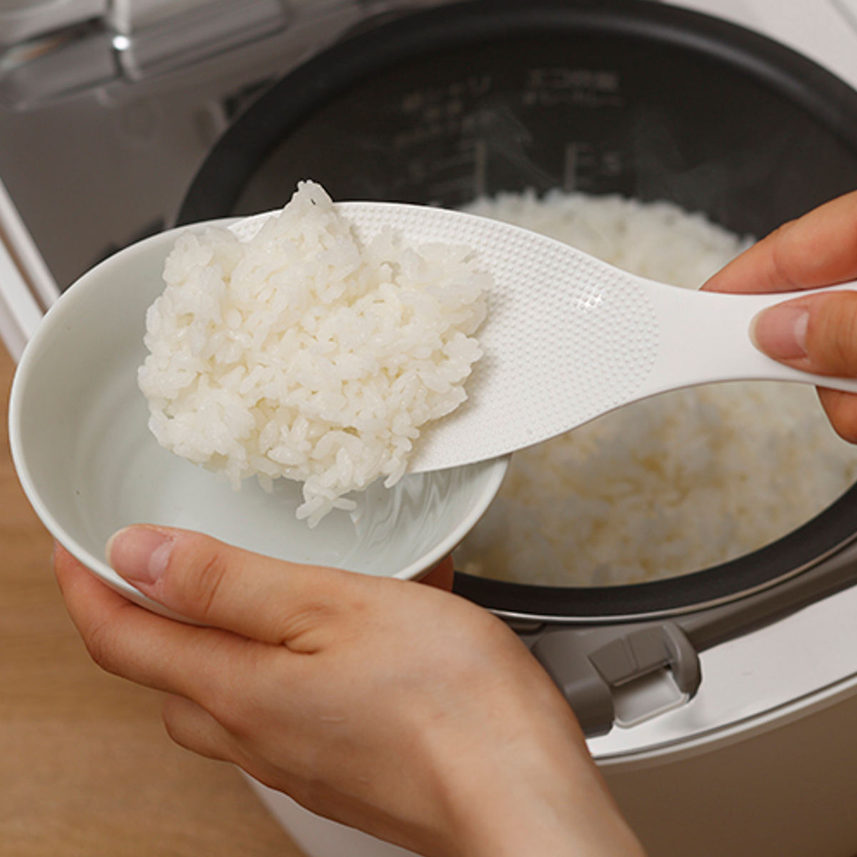 marna マーナ 極しゃもじ K650 ( しゃもじ ご飯 米 シャリ切り 杓文字 シャモジ おしゃもじ スリム 混ぜやすい すくいやすい つかない エンボス加工 くっつきにくい 握りやすい キッチンツール 調理小道具 プラスチック製 ) 【ホワイト】 ホワイト