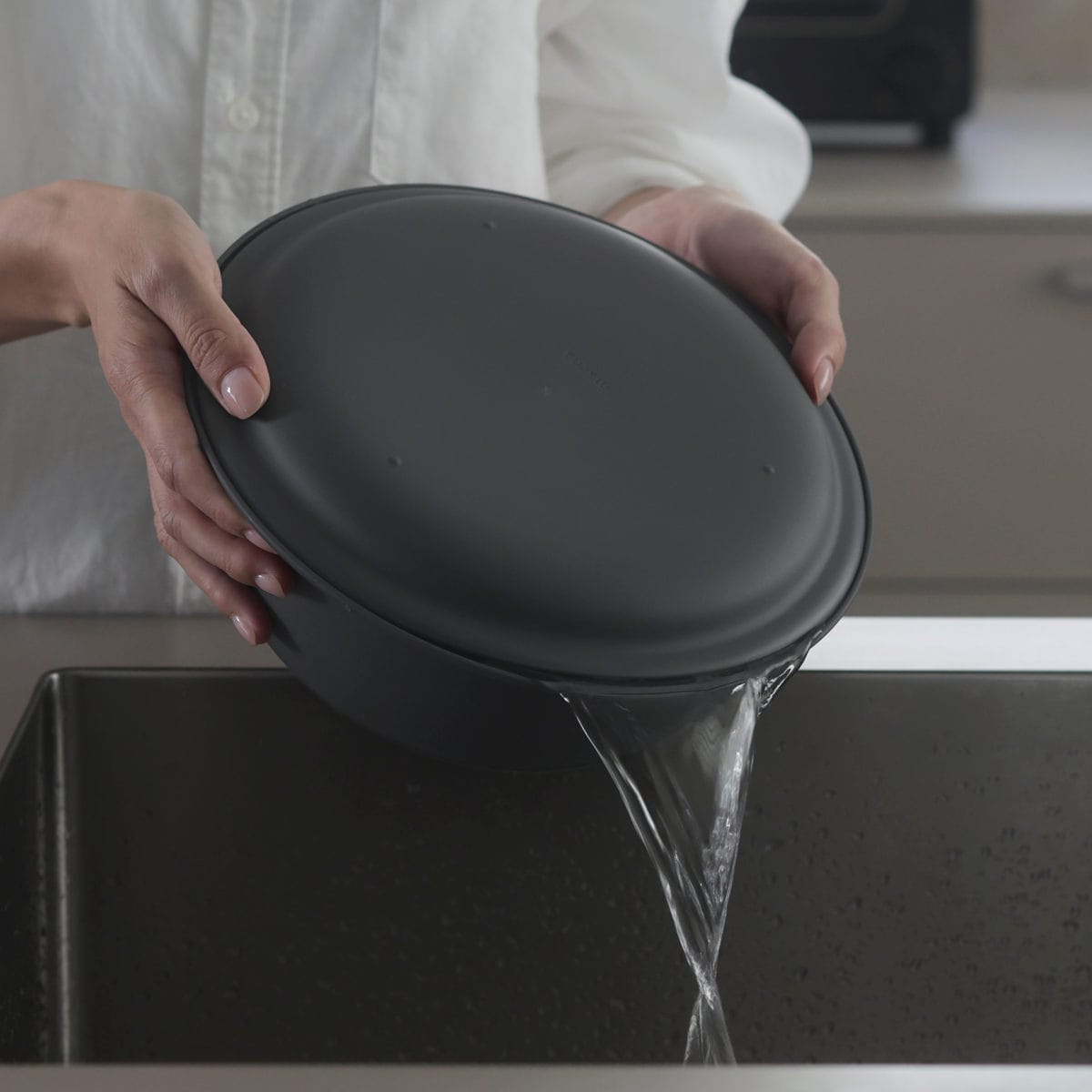 marna マーナ マーナのきほん ザルボウル 21cm K809 ( 3点セット トレー付き 食洗機対応 電子レンジ対応 蒸し器 耐熱 蓋 麺 水切り 湯切り プラスチック 浅型 浅い おしゃれ 米とぎ ざる そば 肉まん ) 【グレー】 グレー