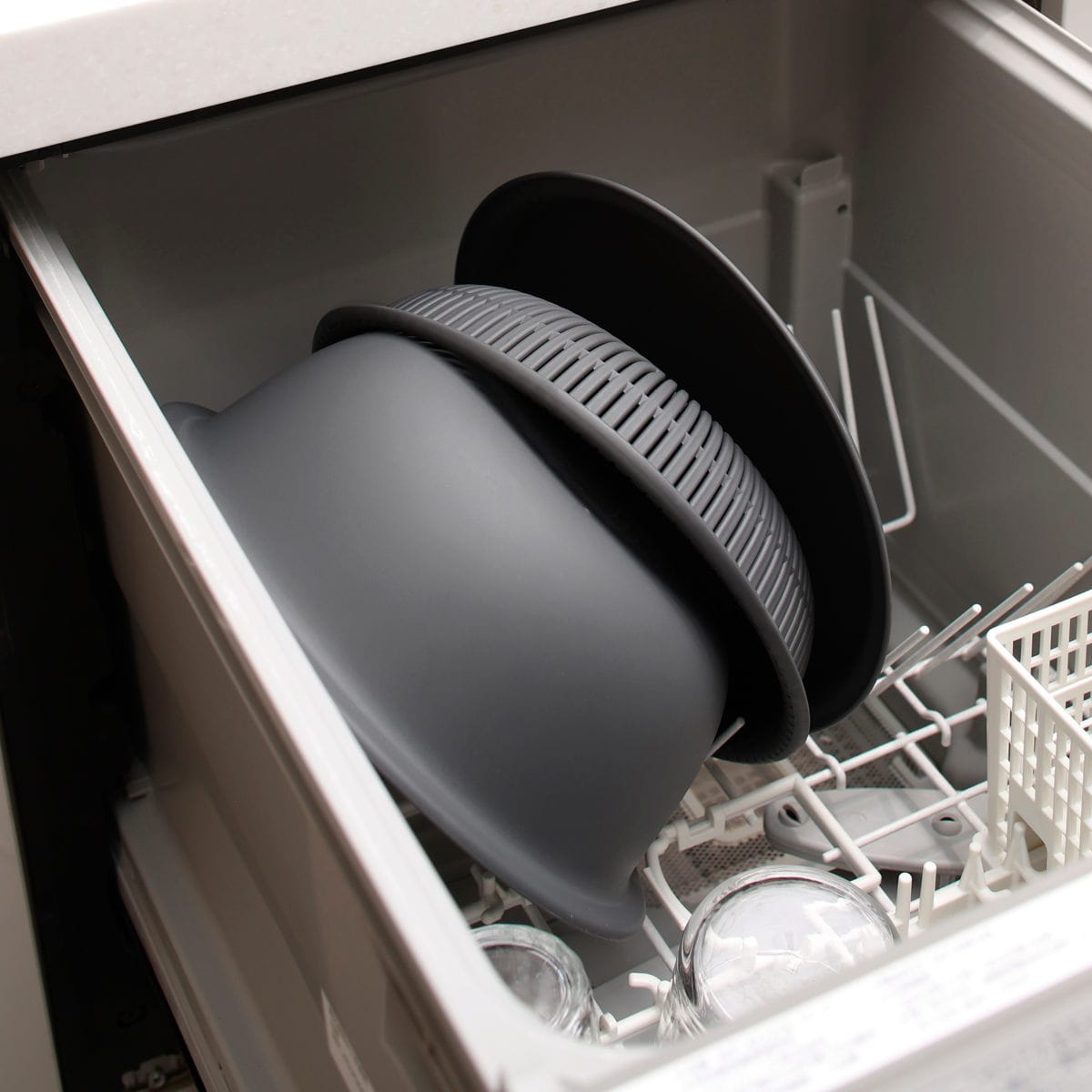 marna マーナ マーナのきほん ザルボウル 21cm K809 ( 3点セット トレー付き 食洗機対応 電子レンジ対応 蒸し器 耐熱 蓋 麺 水切り 湯切り プラスチック 浅型 浅い おしゃれ 米とぎ ざる そば 肉まん ) 【グレー】 グレー