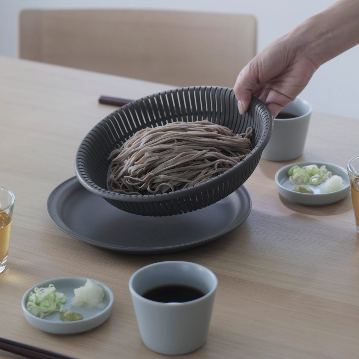 marna マーナ マーナのきほん ザルボウル 21cm K809 ( 3点セット トレー付き 食洗機対応 電子レンジ対応 蒸し器 耐熱 蓋 麺 水切り 湯切り プラスチック 浅型 浅い おしゃれ 米とぎ ざる そば 肉まん ) 【グレー】 グレー